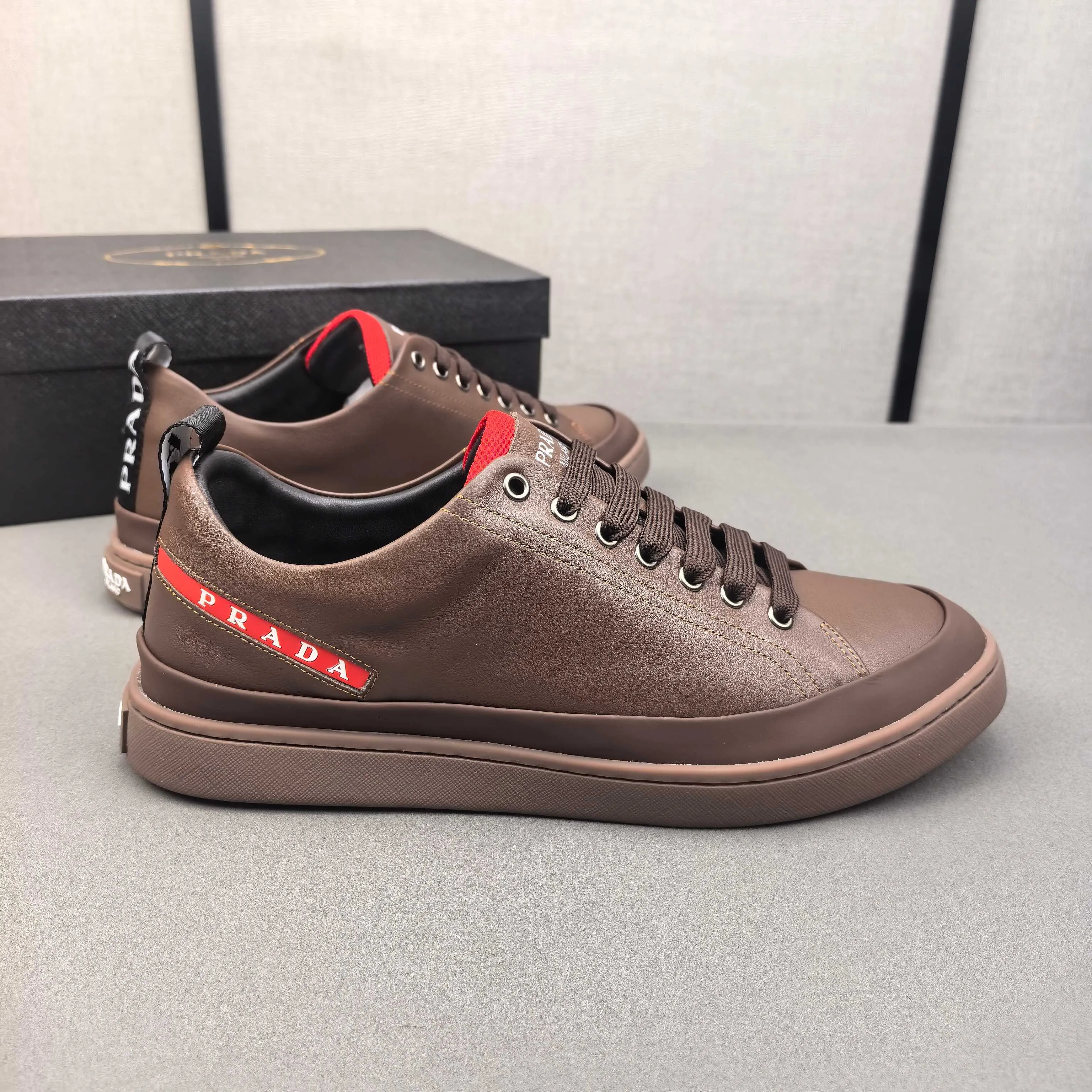 PP400👟👟👟Prada set off the audience! Prada, an international brand that is constantly innovating, this men's casual shoe, the original version, made of cowhide leather at a ratio of one to one at the store, with leather feet and rubber non-slip outsole, breathable and comfortable, quality speaks for itself👄38-44